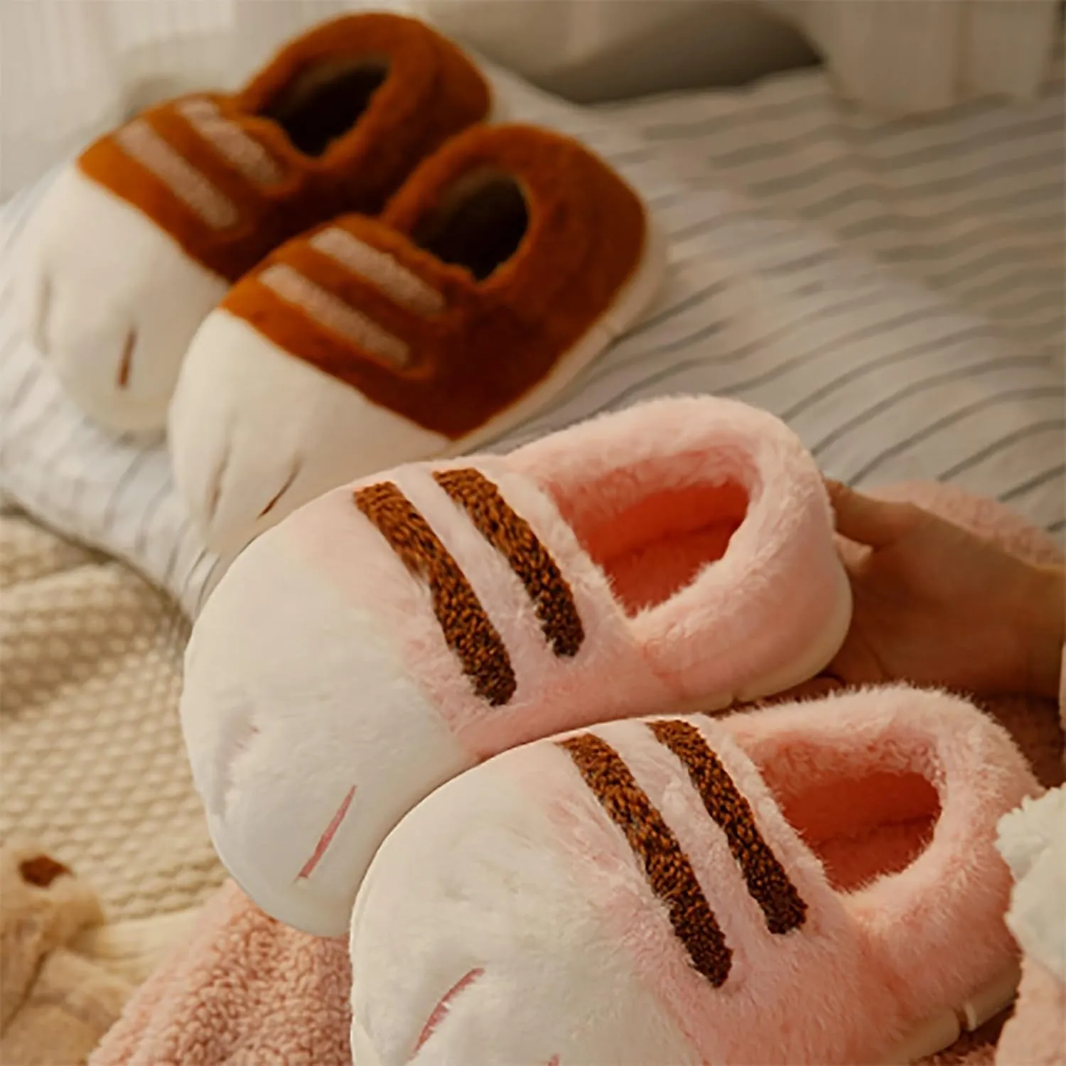 Cat Paw Slippers, Cat Slippers for Women 3D Cat Paw Cartoon Slipper Warm Fluffy Furry Winter Indoor Outdoor Slides