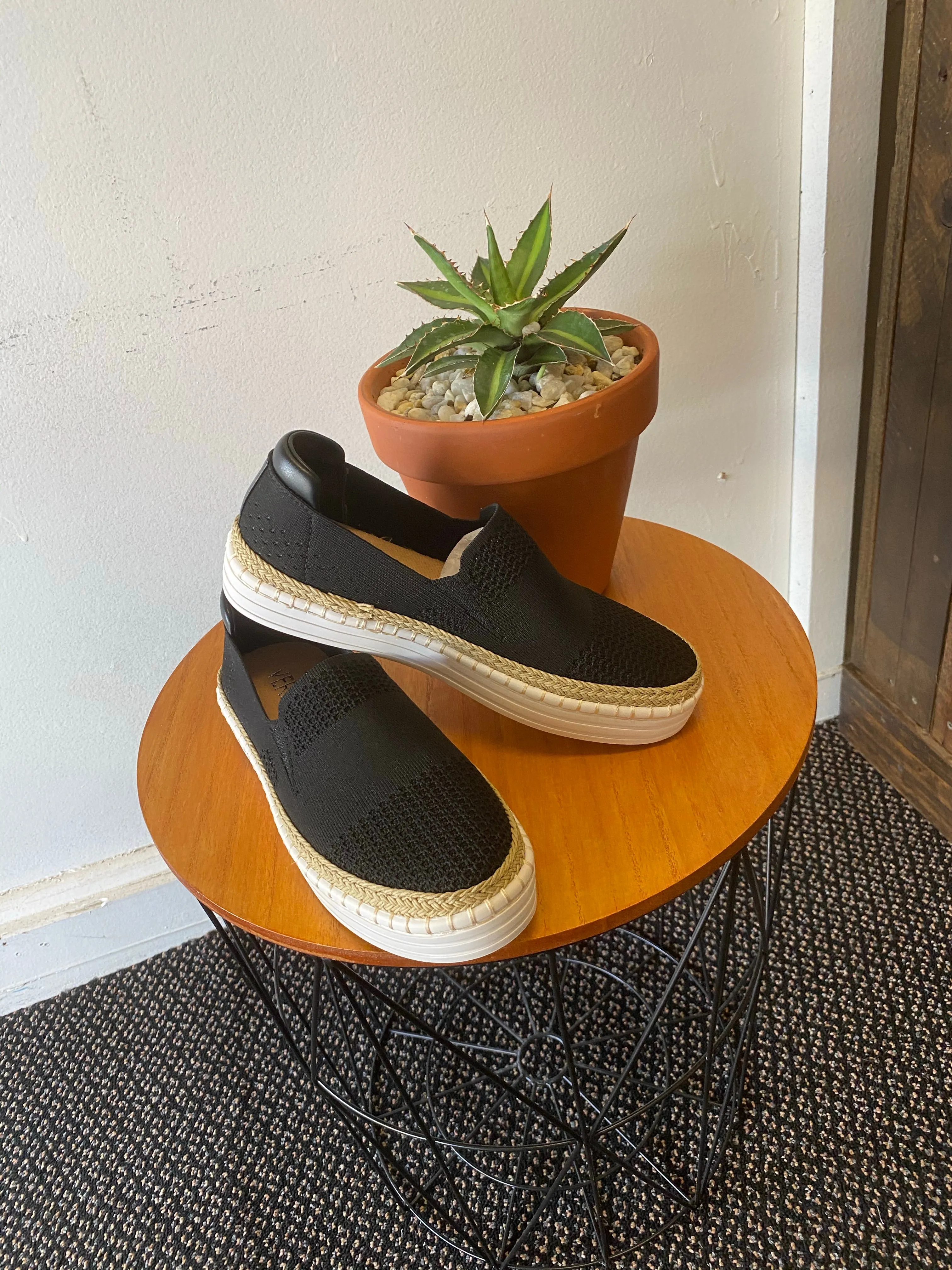 Queen Bee Sneaker Black (size 36)