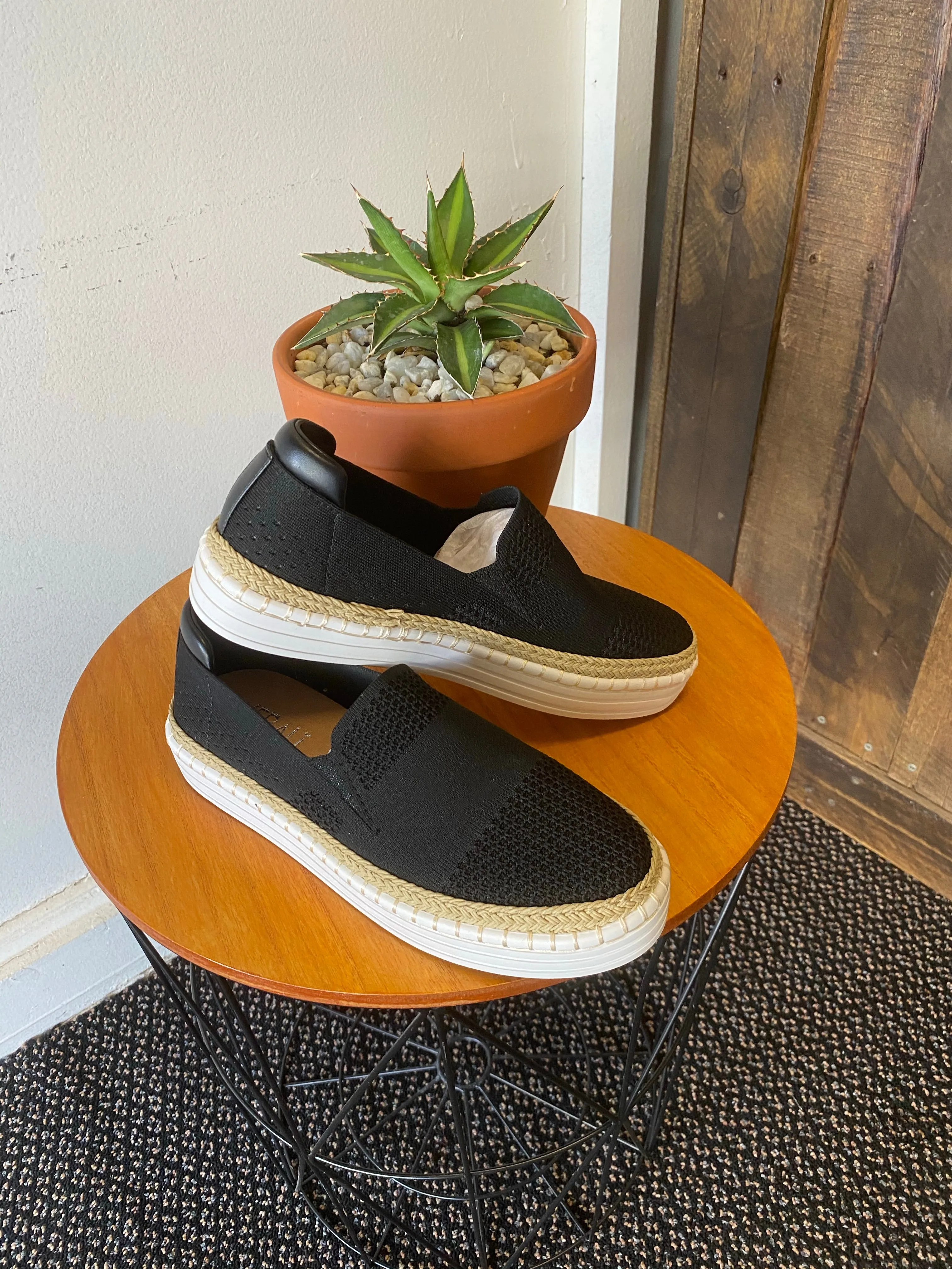 Queen Bee Sneaker Black (size 36)