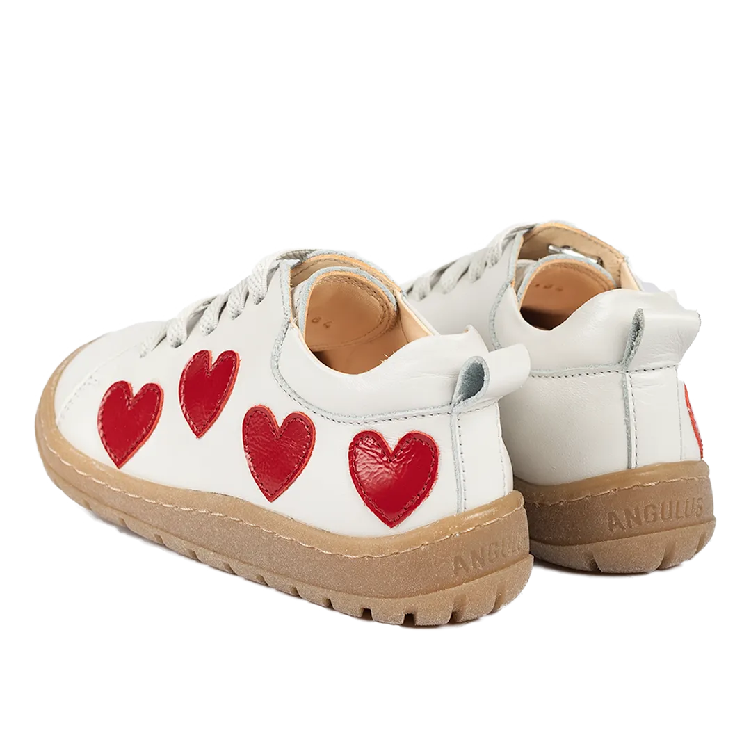 Sneaker mit Herzapplikationen