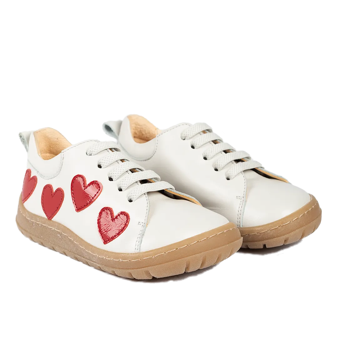 Sneaker mit Herzapplikationen