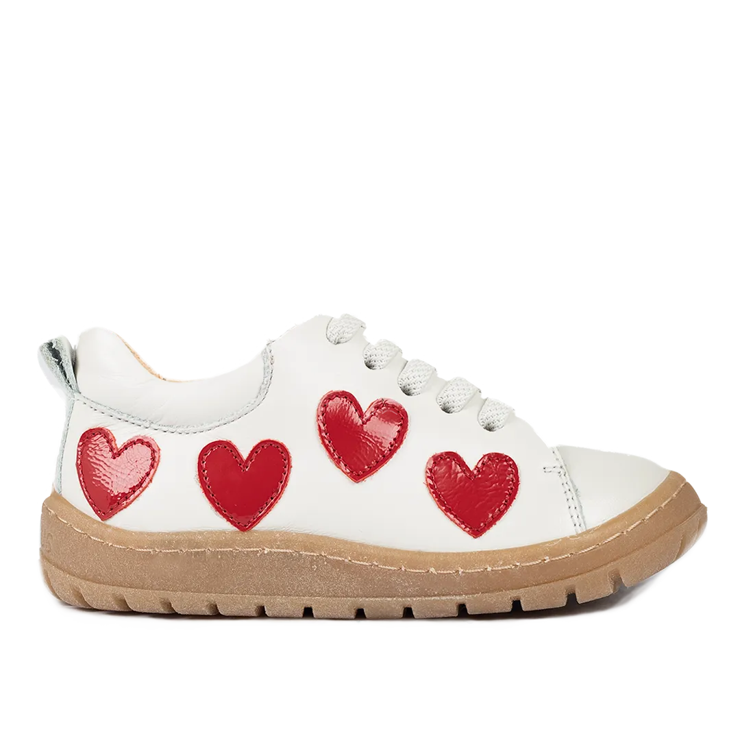 Sneaker mit Herzapplikationen